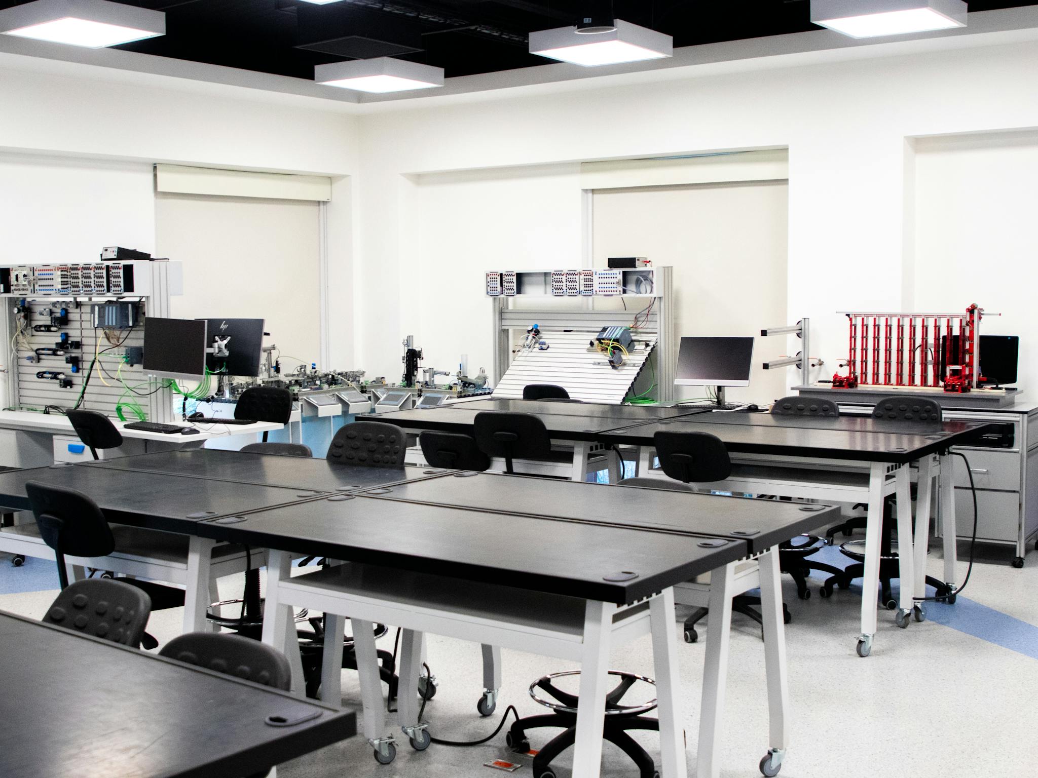 A laboratory with many tables and chairs